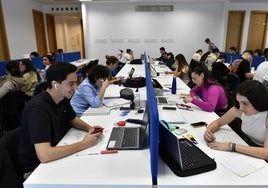 Estudiantes de la UMU, este jueves en el campus de Ciencias de la Salud, en El Palmar.