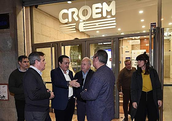 El presidente de Croem (3º izquierda) y los secretarios generales de UGT y CC OO, ayer, con hosteleros tras cerrar el acuerdo.
