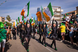 Bailarinas desfilan por Aguamarina con las banderas de Irlanda en alto.