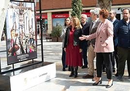 La alcaldesa Juana Guardiola señala una de las imágenes de la Semana Santa jumillana, junto al director de LA VERDAD, Alberto Aguirre, y la regidora de San Pedro, Visitación Martínez.