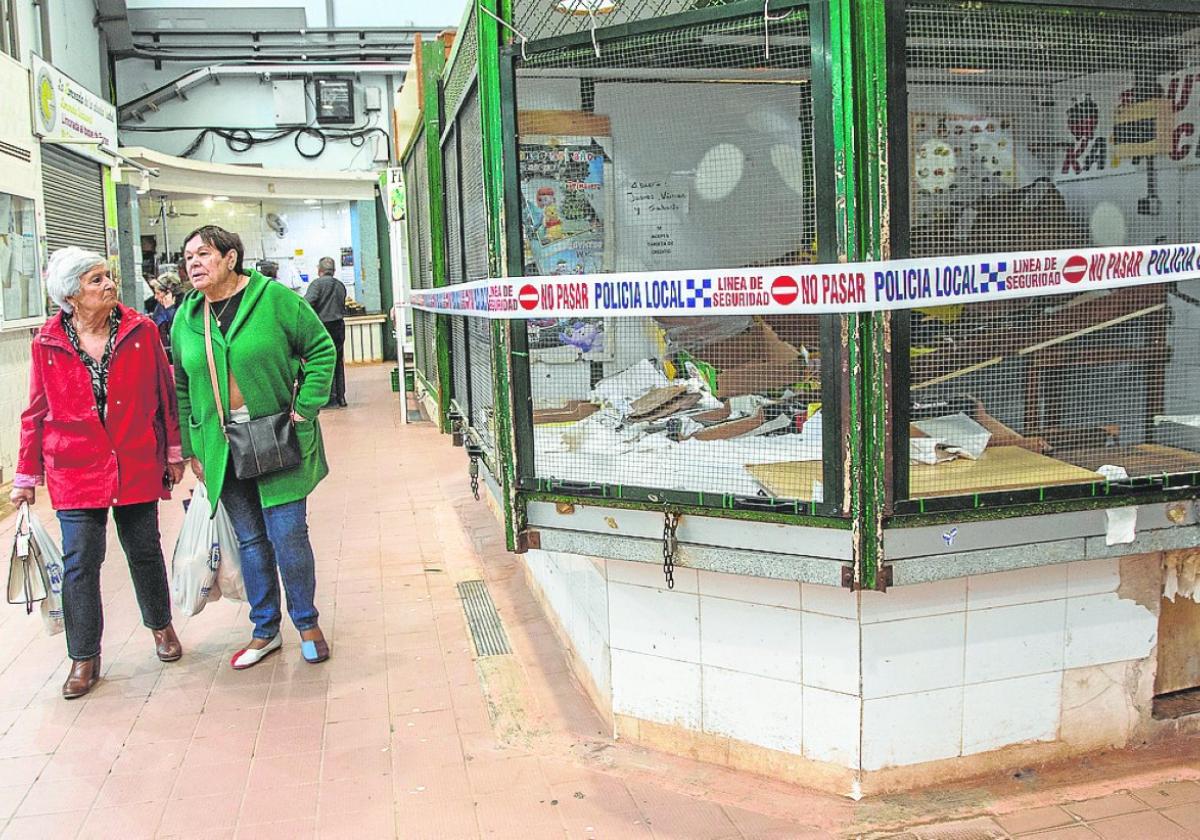 Una cinta policial tiene precintados diez negocios como este de venta de frutas.