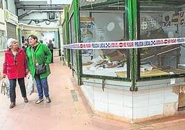 Una cinta policial tiene precintados diez negocios como este de venta de frutas.