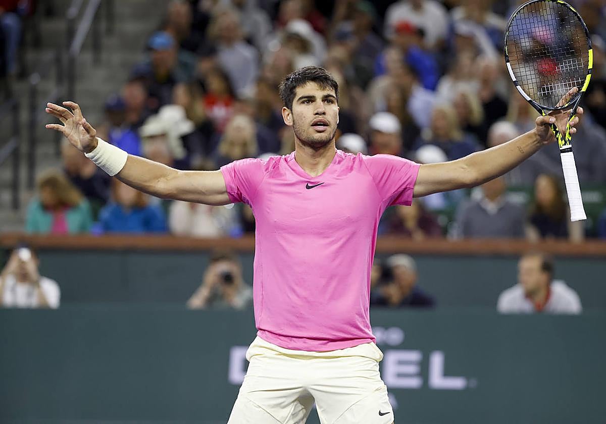 Carlos Alcaraz celebrá la victoria que le lleva a semifinales de Indian Wells.