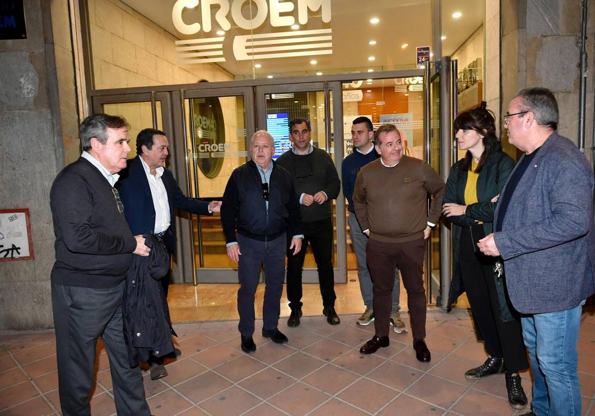 El presidente de Croem (2º izquierda) y los secretarios generales de UGT y CC OO, ayer, con hosteleros tras cerrar el acuerdo.
