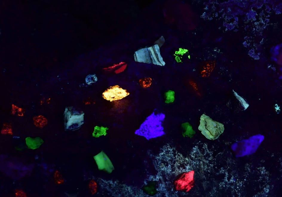 Exposición de minerales luminiscentes instalada en la Sala de La Medusa, dentro del itinerario turístico.