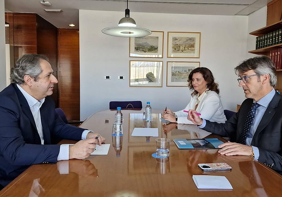 Una de las reuniones mantenidas este viernes entre el consejero y representantes sindicales.