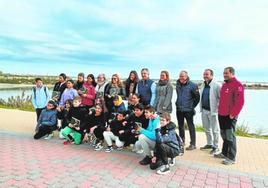 El consejero Juan María Vázquez participó con alumnos del IESDos Mares en la ruta guiada 'Entre dos aguas'.