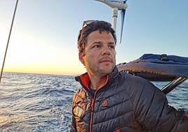 Nacho Dean, a bordo del velero en el que recorre las costas españolas documentando el estado de salud de los ecosistemas marinos.