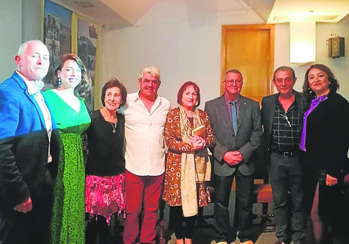 Foto de familia de los poetas y poetisas participantes.