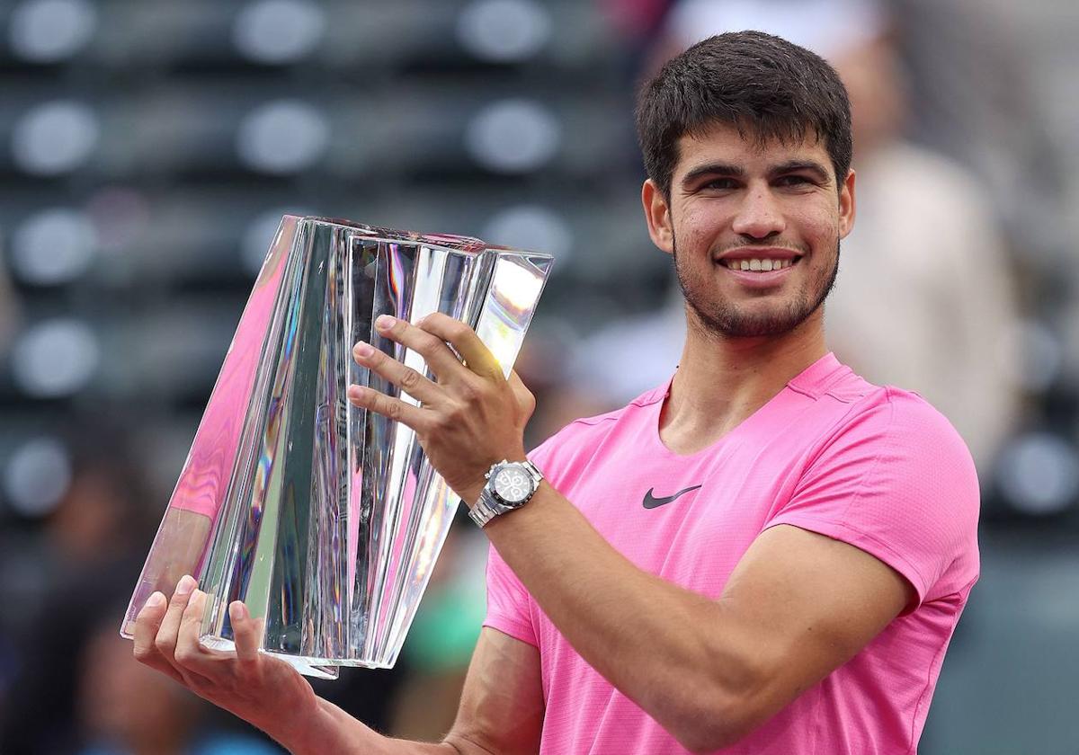 Carlos Alcaraz posa feliz con el trofeo del torneo de Indian Wells.