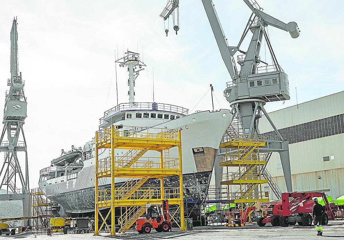 El buque 'Capella C', en el dique seco de Reparaciones de Navantia, donde los operarios le hacen una puesta a punto.