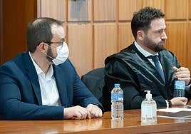 El procesado, Joaquín G.V., junto a su abogado defensor, Pablo Martínez.