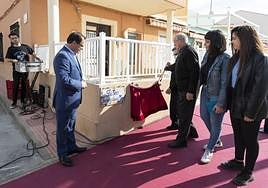 El alcalde (i) y familiares de Francisco García descubren la placa con su nombre en el Paseo de Bolnuevo, el pasado fin de semana.