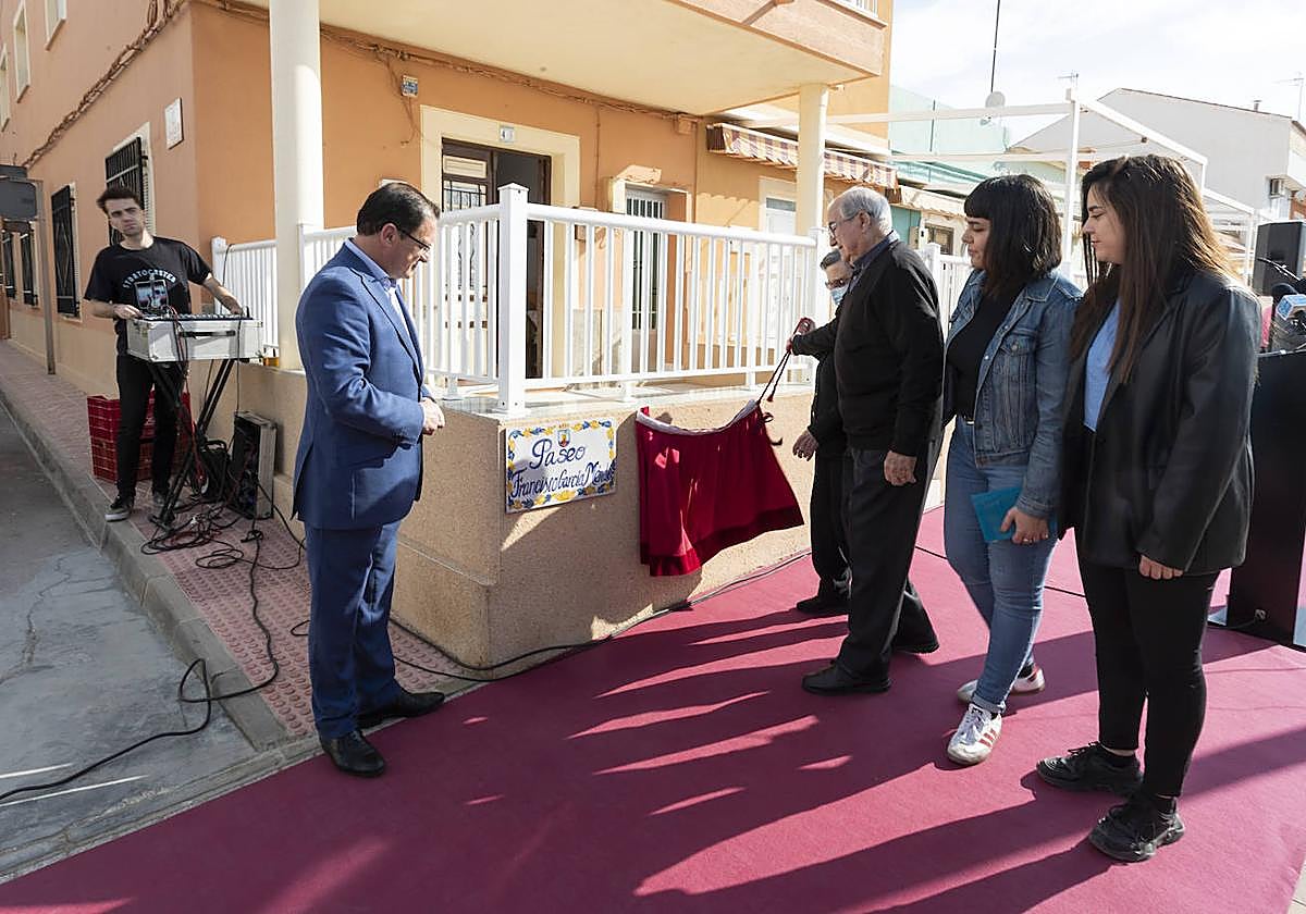 El alcalde (i) y familiares de Francisco García descubren la placa con su nombre en el Paseo de Bolnuevo, el pasado fin de semana.
