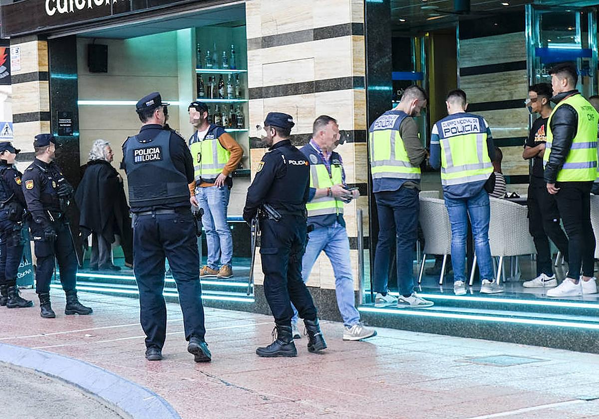 Imagen de archivo de agentes de la Policía Nacional y la Policía Local de San Javier en una operación.