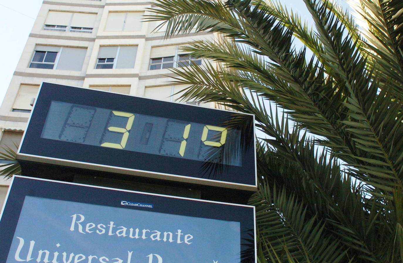 Imagen de archivo de un termómetro marcando 31 grados.