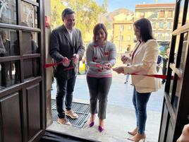 Corte de cinta por la inauguración de la nueva Oficina de Turismo en el Palacio Marqués de Arneva