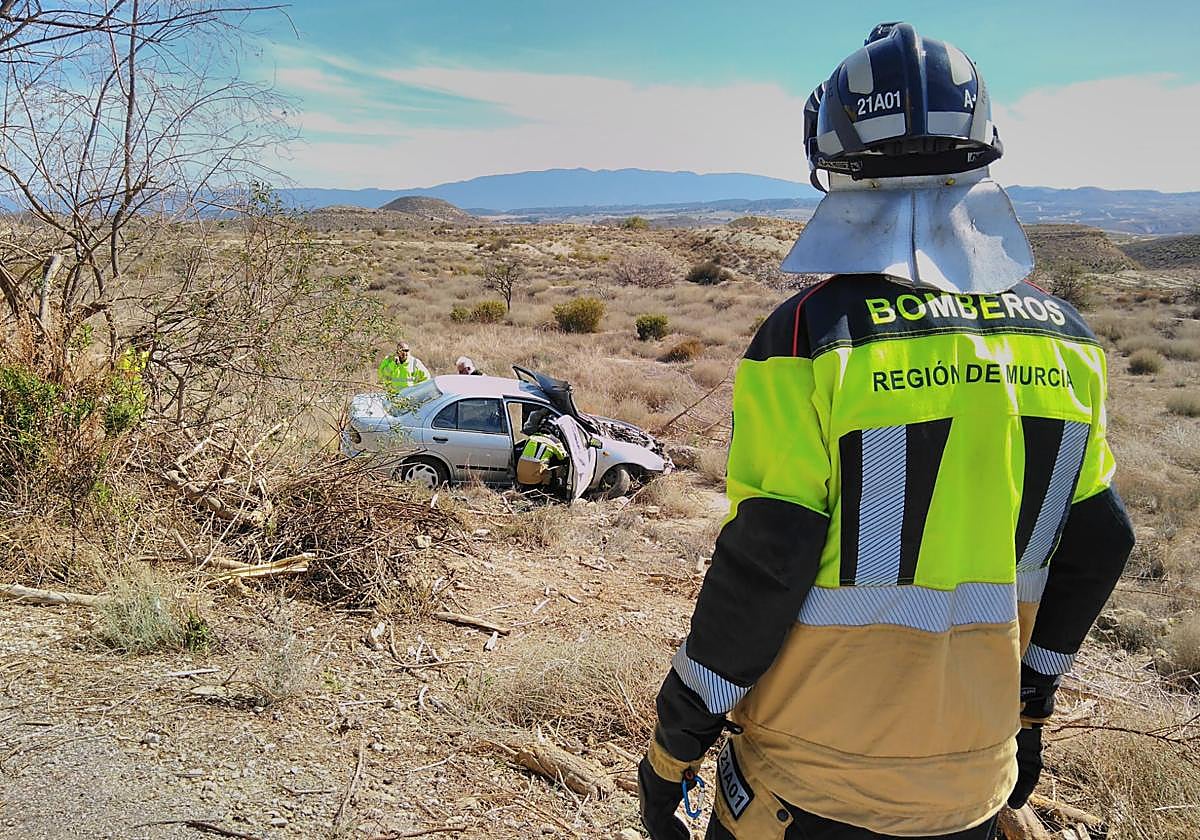 Bomberos en el lugar del accidente.