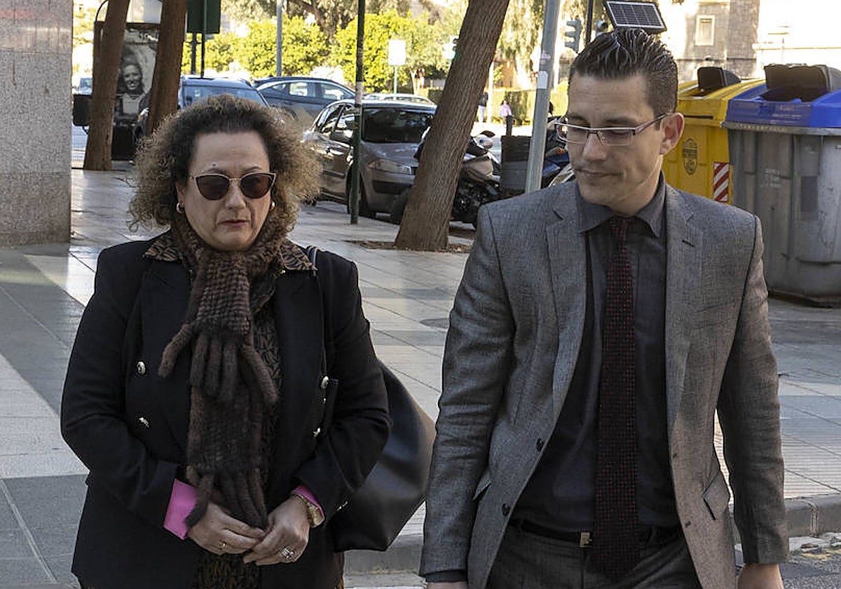 Yolanda Muñoz llegando al juzgado junto a su letrado defensor, Raúl Pardo Geijo-Ruiz.