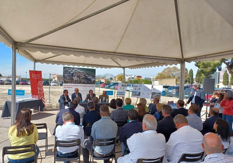 Acto por la firma del acta de replanteo que da inicio a las obras de ampliación del hospital Vega Baja.