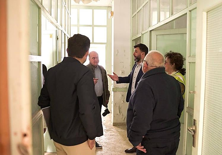 José Aix, durante una visita a la antigua Caja de Ahorros de Monserrate.