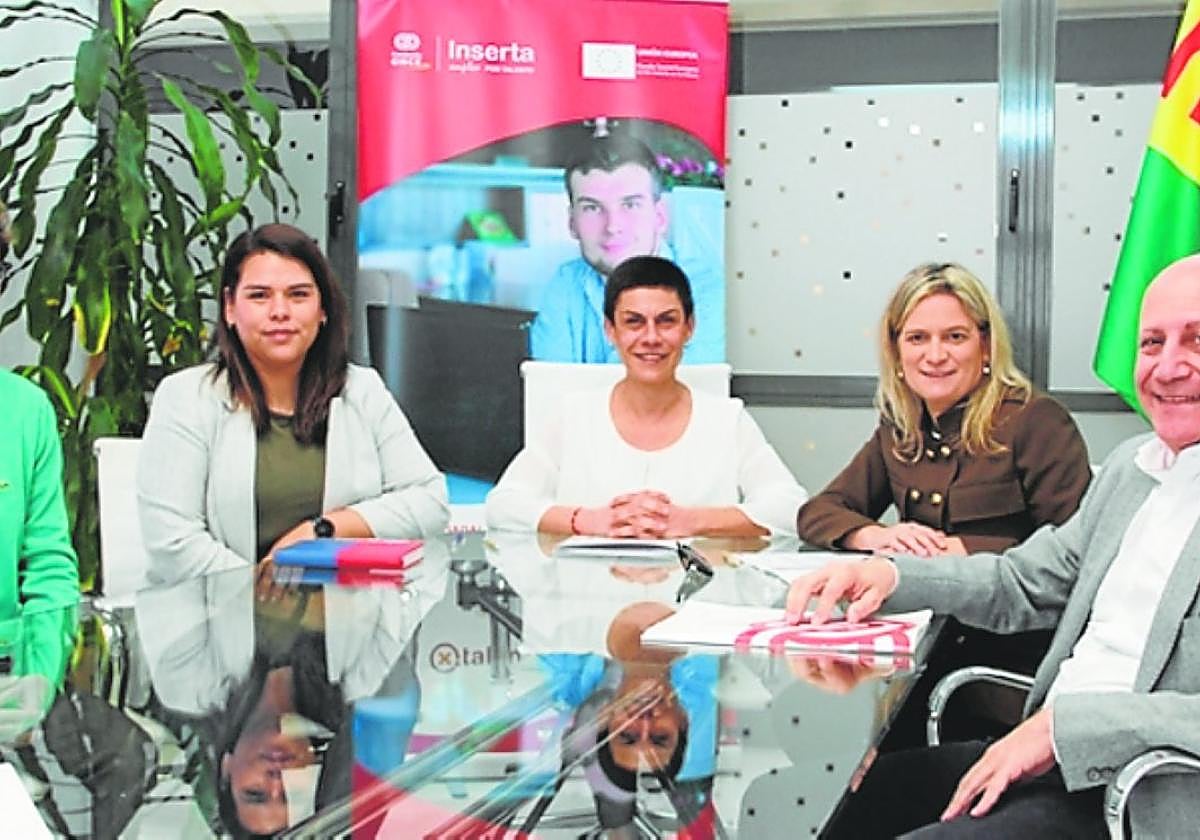 La alcaldesa (centro), durante la firma del convenio, ayer.