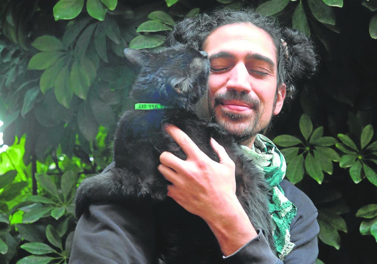 Juan Haro del Moral, fotografiado en Murcia con su gato 'Katiko'.