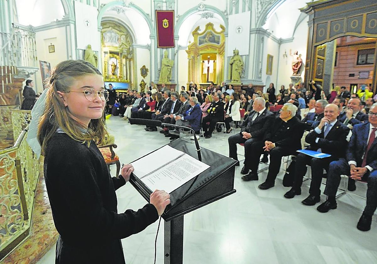 Esther Pérez Montijano dando el pregón infantil.