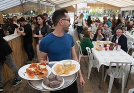 Clientes comiendo en una de las barracas instaladas en el Malecón, en una edición anterior de las Fiestas de Primavera.