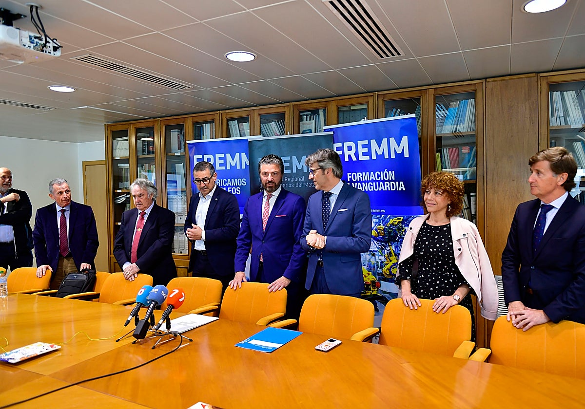 José Daniel Buendía, Ángel Martínez, José Luján, Alfonso Hernández, Luis Alberto Marín, Encarna Ortiz y José Ramón Palazón, de izquierda a derecha, en el acto en Fremm.