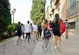 Varios adolescentes caminan hacia su instituto en Murcia en una imagen de archivo.