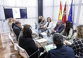 La vicepresidenta y consejera de Transparencia, Participación y Cooperación, Isabel Franco, preside la reunión de la presentación del 'Plan +60'