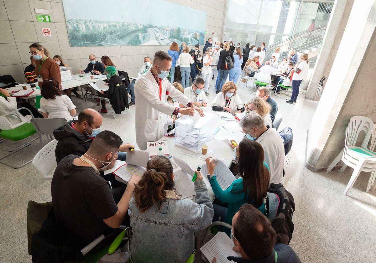 Sanitarios votando en las mesas instaladas en el Hospital Reina Sofía, este miércoles.