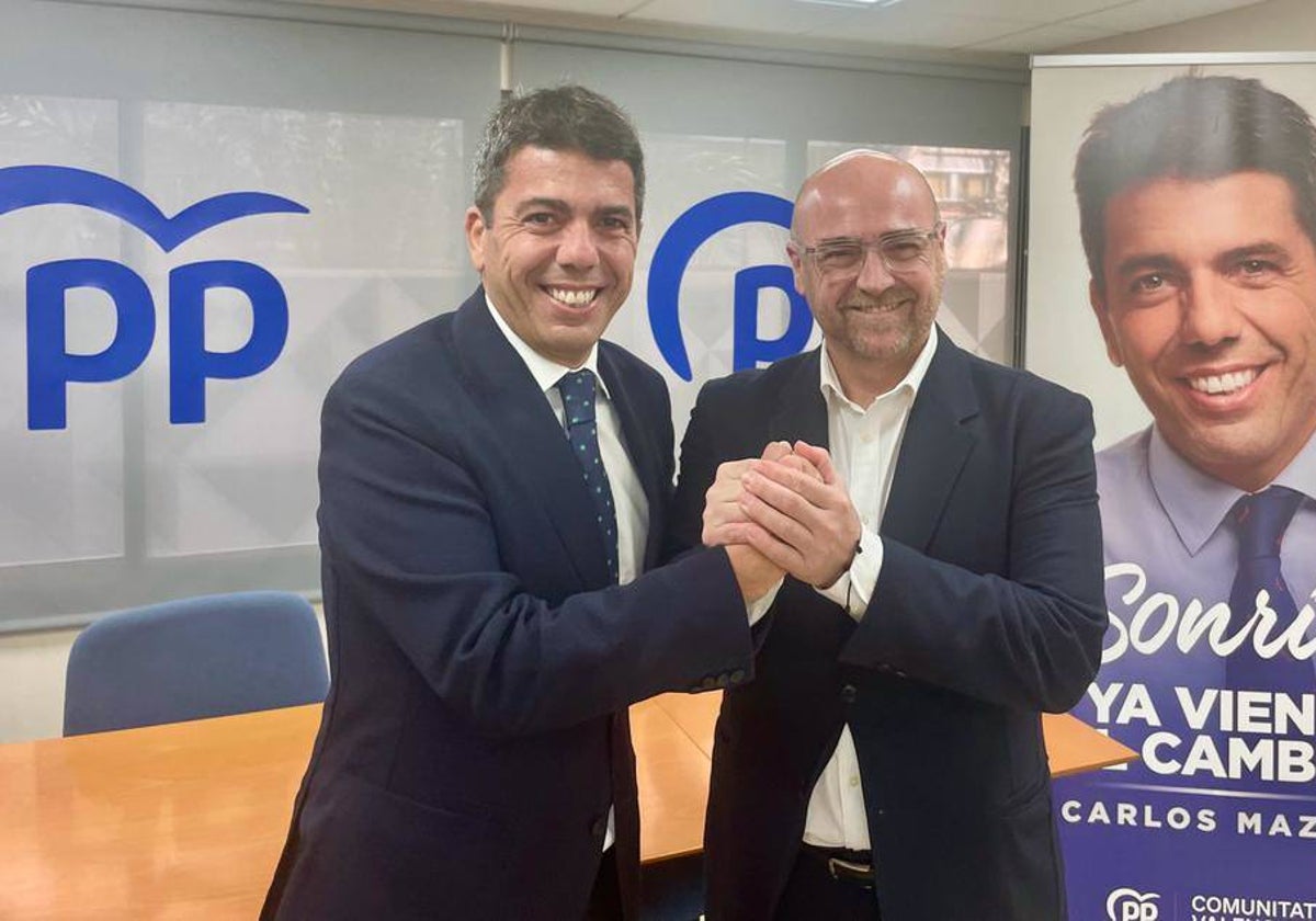 Francisco Ponce (derecha) junto a Carlos Mazón, presidente del PP de la Comunidad Valenciana, este miércoles en Alicante, durante la presentación de la candidatura.