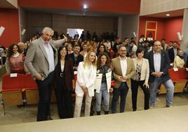 Romay (i) junto a estudiantes, empresarios y el alcalde.