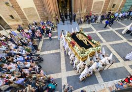 Procesión de la Cofradía del Santísimo Cristo Yaciente y Nuestra Señora de la Luz en su Soledad, de Sábado Santo de Murcia, en 2022.