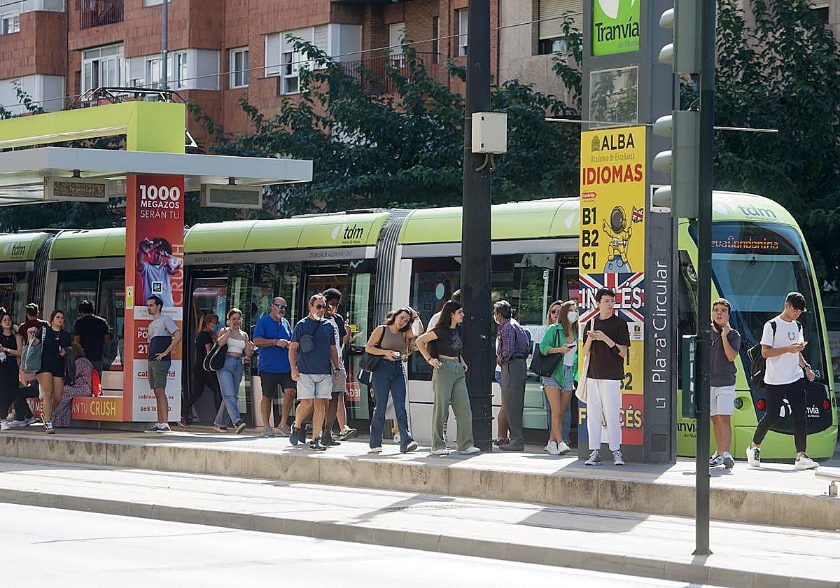 Usuarios del tranvía de Murcia, en una imagen de archivo.