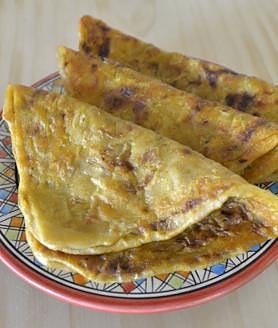 Imagen secundaria 2 - Chabakiya con sésamo. Cruasán con fideos chinos y pollo. Msamen en versión salada, con con trocitos de carne picada.