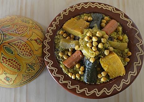 Imagen secundaria 1 - Una cucharada de la sopa harira recién elaborada. Cuscús con carne de ternera, garbanzos y verduras. Batbout o pan bao con pollo al curry, lechuga y tomate fresco.