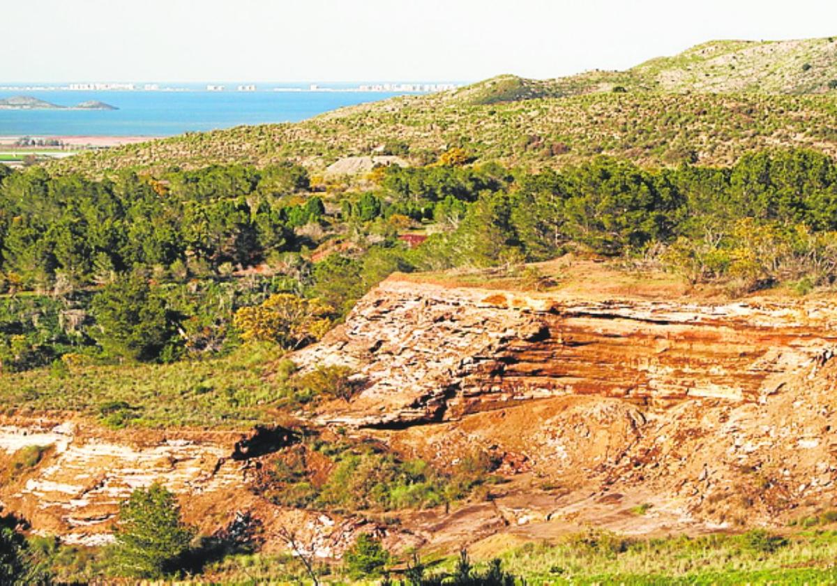 Residuos mineros en Llano del Beal, con el Mar Menor al fondo.