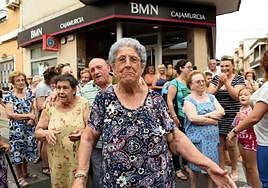 Vecinos de Puebla de Soto protestan por el cierre de la única caja de ahorros de la pedanía, en una imagen de archivo.