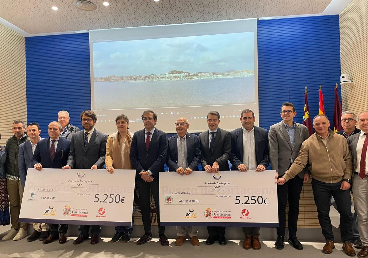 Custoride y Alcer Sureste reciben el cheque solidario de la Carrera 10K Puerto de Cartagena