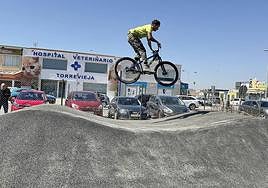 Un ciclista prueba la recién construida pista de 'pump track'.