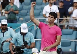 Carlos Alcaraz realiza un gesto de triunfo durante el partido.