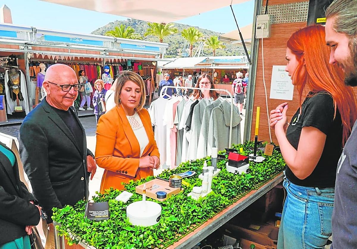 La alcaldesa Noelia Arroyo y el edil Manuel Padín observan productos de CBD en el puerto.