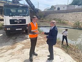 El concejal de Medio Ambiente, Guillermo Cánovas (derecha), visita la nueva barrera de flotantes del Ociopía.