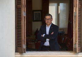 José Luján, en una de las ventanas del edificio de Convalecencia, sede del Rectorado.