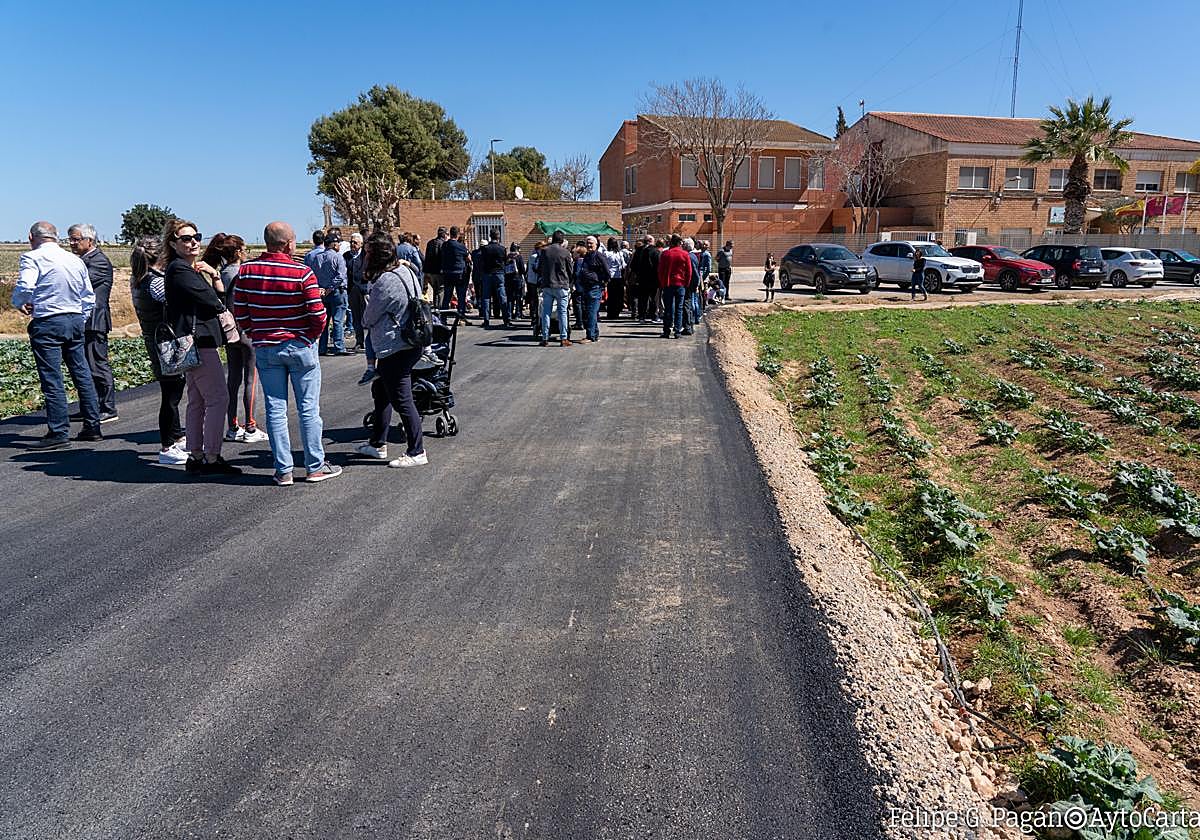 Nuevo asfaltado en los accesos al colegio Santa María del Buen Aire de La Puebla.