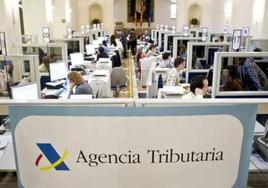 Empleados en una oficina de la Agencia Tributaria, en una imagen de archivo.