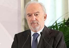 La pregonera de la Semana Santa Catalina Miñarro firma en el libro de honor del Paso Blanco ante el presidente de la Región, el presidente de la cofradía y la presidenta del Coro de Damas. ANDRÉS RIBÓN / AGM